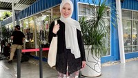 <p>Kecintaan Ayana pada Indonesia juga terlihat jelas, Bunda. Misalnya saja dalam potret berikut, ia ungkap senang bisa menggunakan batik. "Btw, today, I'm in batik. Saya meresa happy bgt dapat kebaya yang bisa tutup aurat saya properly. Biasanya saya ketemu yang pendek2 gituuuu.. hehe," tulisnya, dikutip dari akun @xolovelyayana. (Foto: Instagram @xolovelyayana)</p>