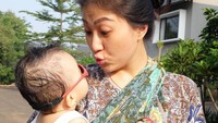<p>Berjalan-jalan di pagi hari, Sarwendah tampak santai mengenakan daster dan jarik untuk menggendong putri pertamanya. (Foto: Instagram @sarwendah29)</p>