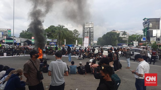 Kasi Humas Polrestabes Makassar, AKP Lando KS menyebutkan seluruh mahasiswa dan warga yang diamankan pada saat bentrokan kemarin telah dibebaskan.