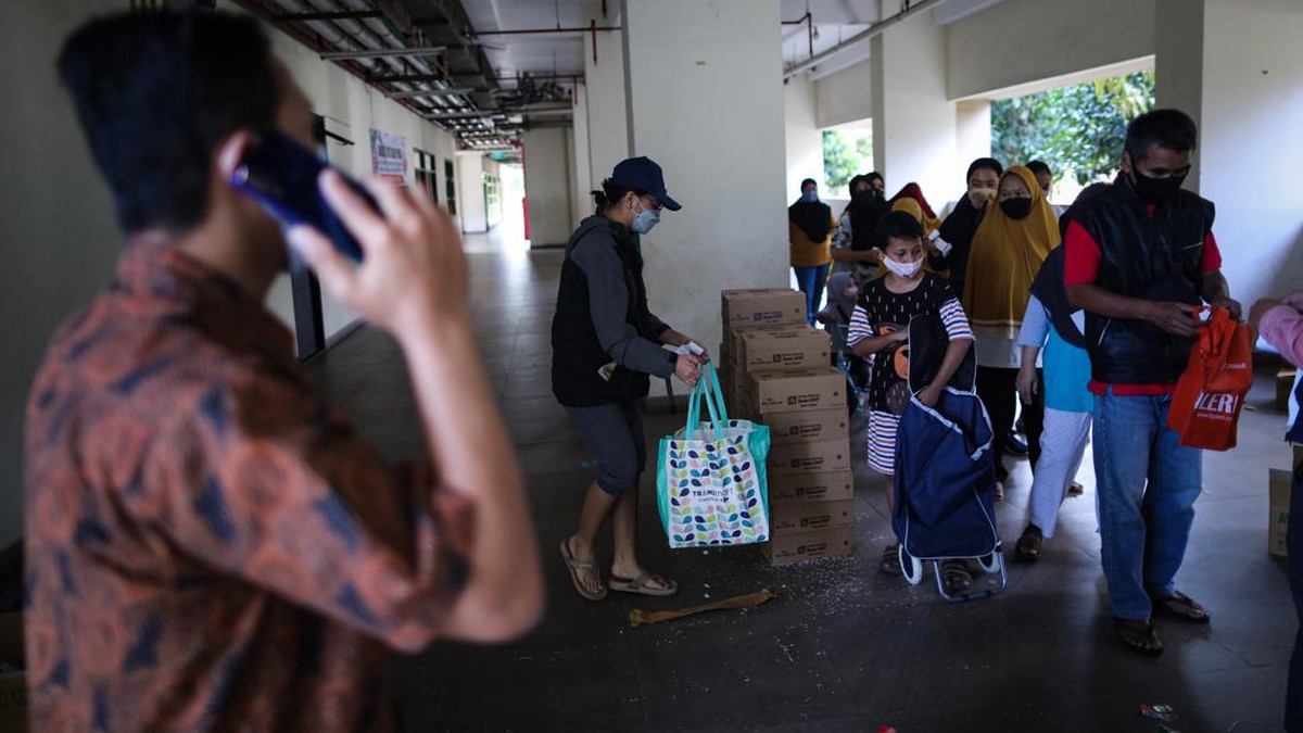 FOTO: Ratusan Warga Serbu Sembako Murah di Rusun Pasar Rebo