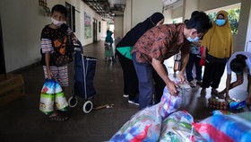 FOTO: Ratusan Warga Serbu Sembako Murah di Rusun Pasar Rebo