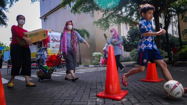FOTO: Ratusan Warga Serbu Sembako Murah di Rusun Pasar Rebo