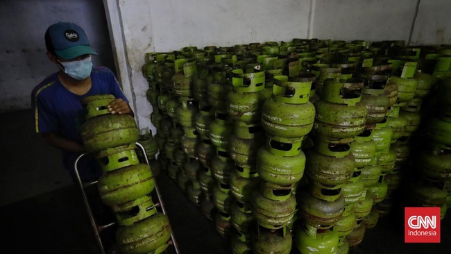Polisi menangkap dua orang di Bekasi dan Jakarta yang memindahkan isi gas elpiji subsidi 3 kg ke tabung 12 kg untuk dijual dengan harga lebih murah.