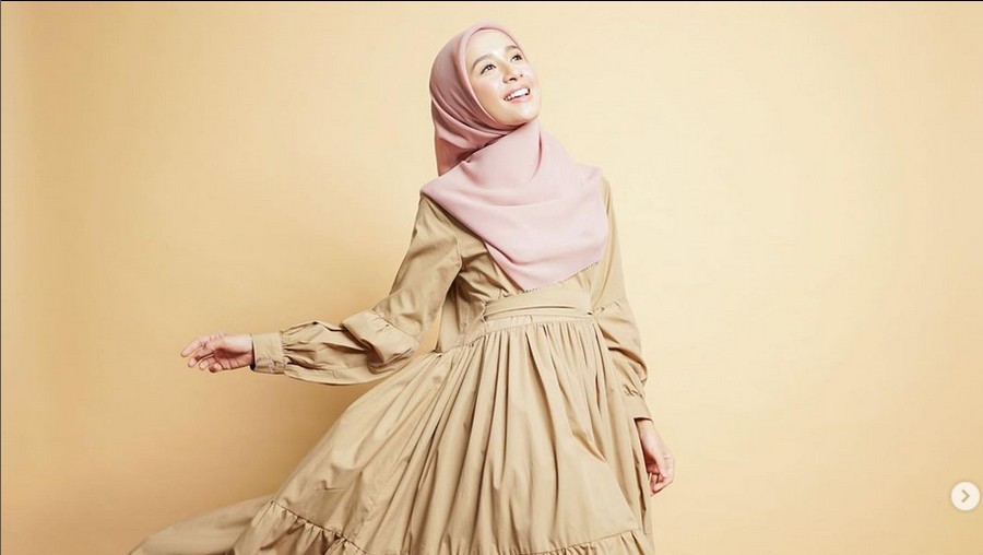 Gaya hijab Laudya Cynthia Bella.