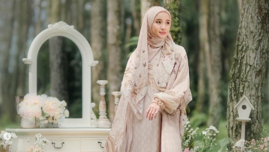 Gaya hijab Laudya Cynthia Bella.