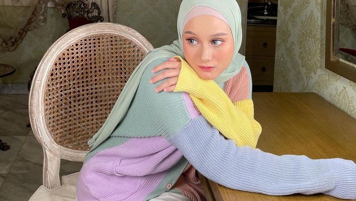 Beda dan Fashionable, Ini Ide Gaya Warna Pastel ala Dinda Hauw