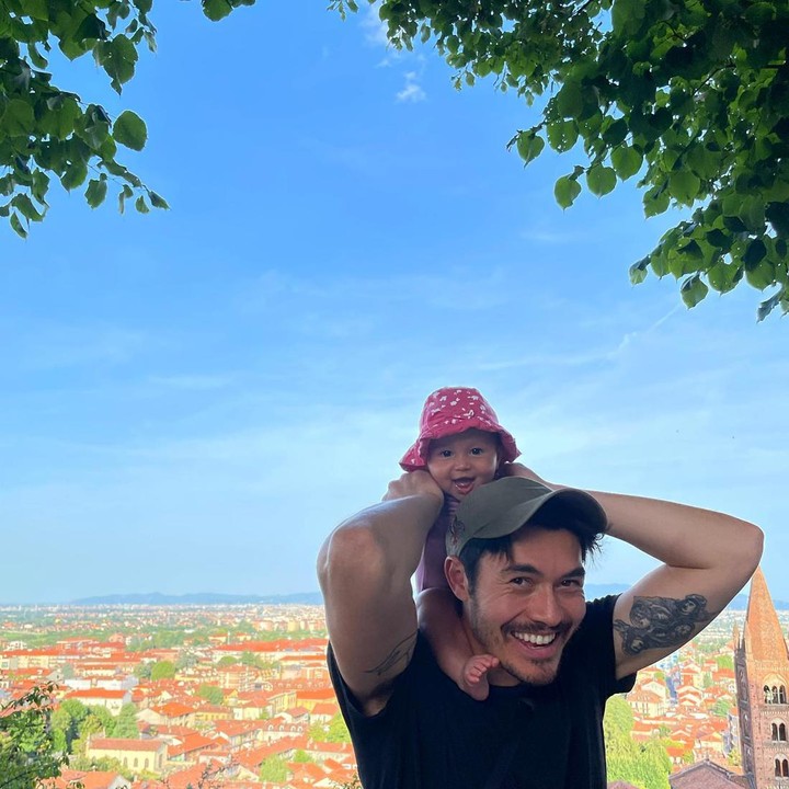 <p>Pria berdarah Inggris-Malaysia ini tampak bahagia dengan kehadiran sang putri yang lahir pada 31 Maret 2021. (Foto: Instagram @henrygolding)<br /><br /><br /></p>