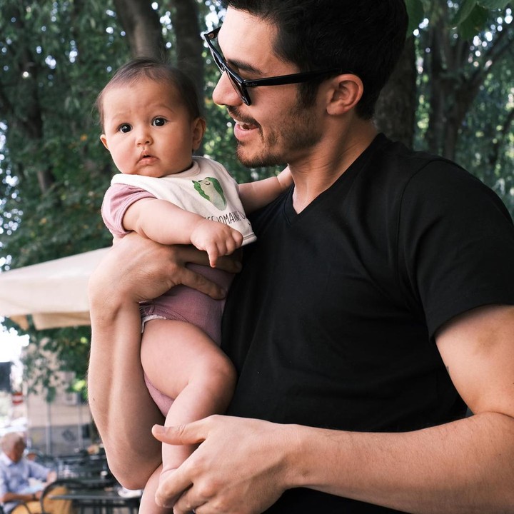 <p>Melalui media sosial Instagram pribadi, Henry kerap bagikan potretnya bersama Lyla, lho. (Foto: Instagram @henrygolding) <br /><br /><br /></p>
