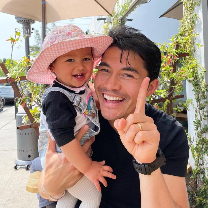 <p>Dalam unggahan tersebut, Henry dan Lyla tampak tersenyum ke arah kamera. Tak lupa, bayi cantik ini juga menunjukkan deretan giginya yang baru tumbuh, Bunda. (Foto: Instagram @henrygolding)<br /><br /><br /></p>