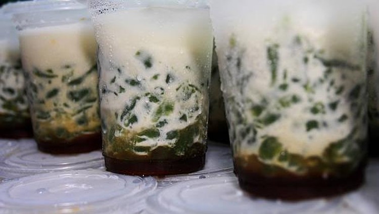 Menu Takjil: Resep Es Cendol Manis dan Segar, Minuman Favorit Buka Puasa Es cendol bisa menjadi pilihan menu takjil selanjutnya yang bisa Bunda buat sendiri di rumah. Rasanya yang manis dan segar cocok untuk buka puasa, Bunda.