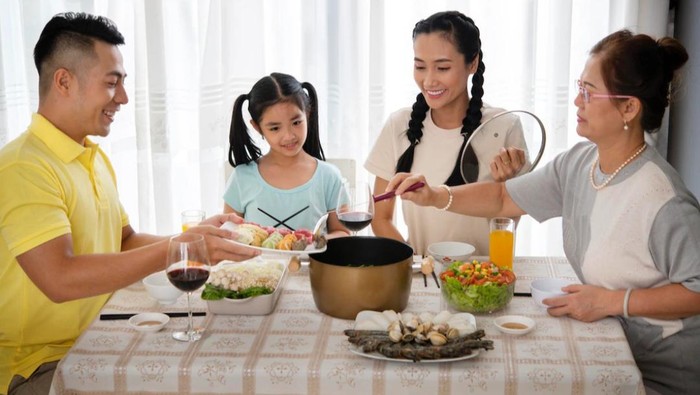 9 Kebiasaan Orang Indonesia saat Makan Ini Bikin Bule Geleng-geleng Kepala Saking Uniknya! 9 Kebiasaan Orang Indonesia saat Makan Ini Bikin Bule Geleng-geleng Kepala Saking Uniknya!