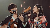 <p>Ternyata Rayhan juga sosok yang sangat mencintai musik, Bunda. Rayhan juga mahir memainkan gitar, lho. (Foto: Instagram: @isyanasarasvati)</p>