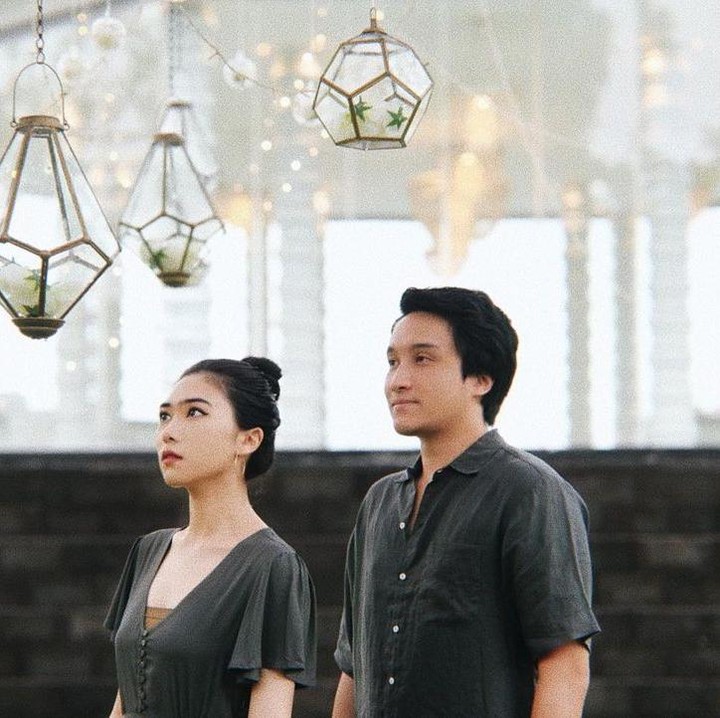 <p>Meskipun sempat terpisah karena Isyana harus melanjutkan pendidikannya ke luar negeri, Rayhan tetap mendukung karier Isyana sebagai penyanyi. (Foto: Instagram: @isyanasarasvati)</p>