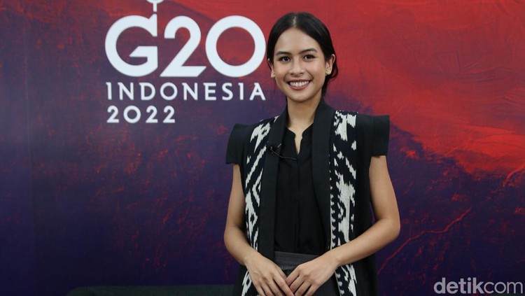 Juru Bicara Pemerintah untuk Presidensi G20 Maudy Ayunda bersama Juru Bicara Kementerian Komunikasi dan Informatika Dedy Permadi memberikan keterangan saat konferensi pers di Kantor Kementerian Komunikasi dan Informatika, Jakarta, Kamis (7/4/2022). Dalam konferensi pers tersebut Kominfo memperkenalkan Maudy Ayunda sebagai Juru Bicara Pemerintah untuk Presidensi G20.