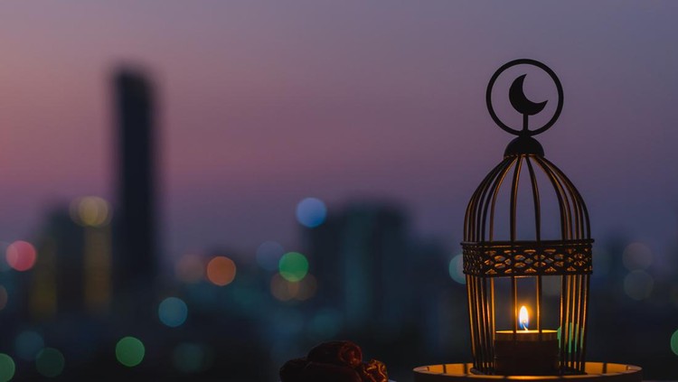 Jadwal Buka Puasa Hari Ini Bekasi 7 April 2022, Cek di Sini! Lantern that have moon symbol on top and small plate of dates fruit with dusk sky and city bokeh light background for the Muslim feast of the holy month of Ramadan Kareem.