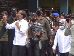 Momen Pedagang Angso Duo Jambi Berebut Kaos yang Dibagi Jokowi