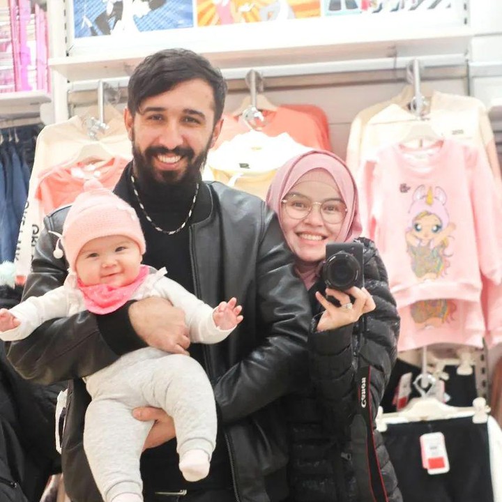 <p>Terakhir yakni penyanyi pop melayu Siti Liza. Perempuan berusia 35 tahun ini menikah dengan pria Turki bernama Turgut dan menjalani kehidupan rumah tangga dengan bahagia serta harmonis.(Foto: Instagram @sitiliza2013)</p>