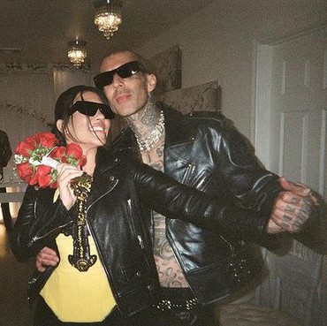 Belum Dapat Surat Resmi, 7 Foto Pernikahan Kourtney Kardashian & Travis Barker