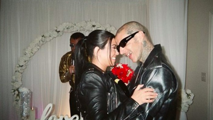 Bukan Gaun Putih, Kourtney Kardashian Pakai Baju Ini di Hari Pernikahannya dengan Travis Barker