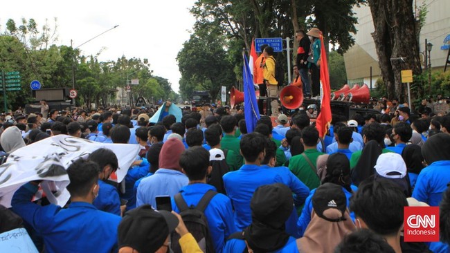 Badan Eksekutif Mahasiswa Seluruh Indonesia (BEM SI) bakal menggelar aksi demonstrasi menolak perpanjangan massa jabatan presiden di Gedung DPR, Senin (11/4).