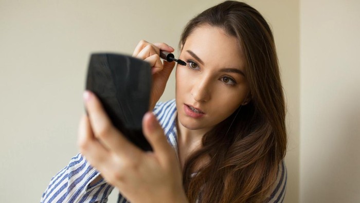 4 Cara Mudah Bikin Makeup Lebih Awet dan Anti-Geser, Catat Biar Nggak Capek Touch Up!