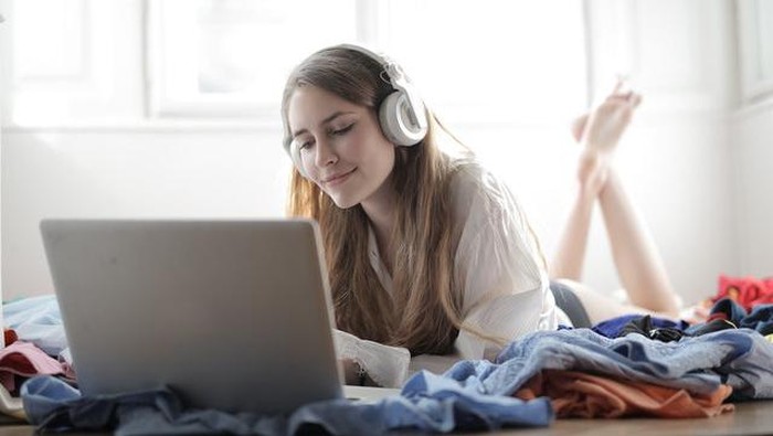 Mendengarkan Podcast / foto : pexels.com/AndreaPiacquadio