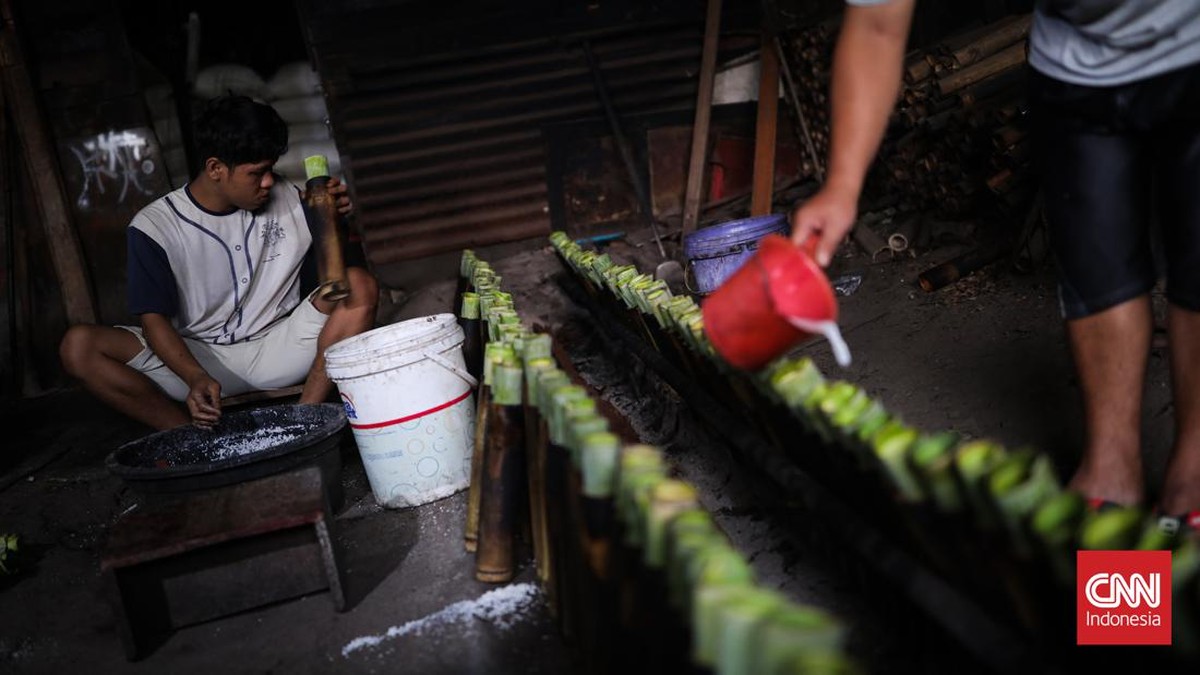 FOTO: Kepulan Asap Dapur Lemang Kala Ramadan