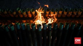 FOTO: Kepulan Asap Dapur Lemang Kala Ramadan