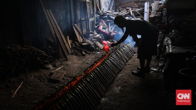 FOTO: Kepulan Asap Dapur Lemang Kala Ramadan