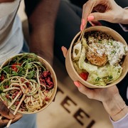 Makanan Sehat Terbaik Buat Perempuan Usia 40-an, Bikin Tubuh Tetap Bugar & Cocok Dikonsumsi Saat Buka Puasa!