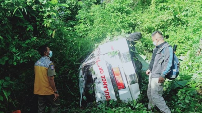 Sopir ambulans ikut terjebak saat mobil yang ia kemudikan terperosok ke jurang yang cukup dalam pada Rabu (6/4) malam. Bantuan baru tiba Kamis (7/4) pagi.