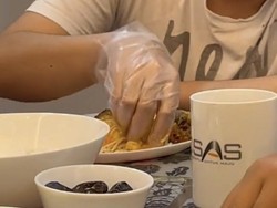 Idap Radang Kulit, Pria Ini Tak Bisa Makan dengan Tangan Langsung