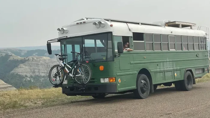 Menikmati Hidup, Pasangan Ini Jelajahi Amerika Naik Bus Sekolah yang Disulap Jadi Rumah!