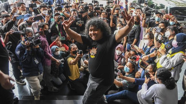 Komedian Marshel Widianto berfoto dengan para wartawan usai menjalani pemeriksaan di Gedung Ditreskrimum Polda Metro Jaya.