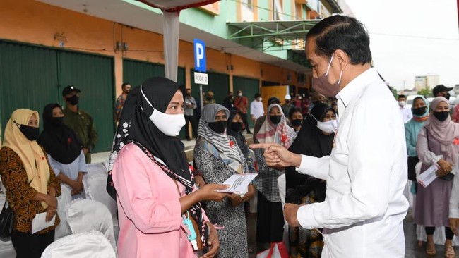 Survei mengungkap alasan terbesar responden puas terhadap kinerja Presiden Jokowi (76,2 persen) bukan infrastruktur.