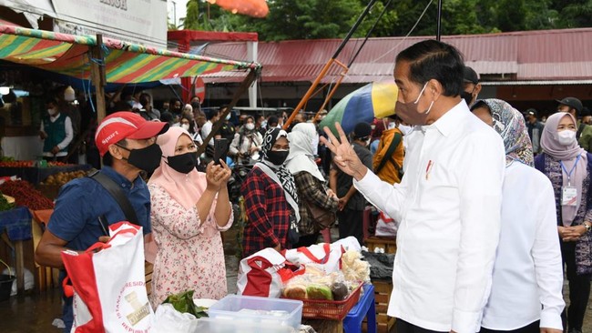 Pemerintah akan mengucurkan bantuan langsung tunai (BLT) kepada 20,65 juta Keluarga Penerima Manfaat (KPM) dan 16 juta pekerja.