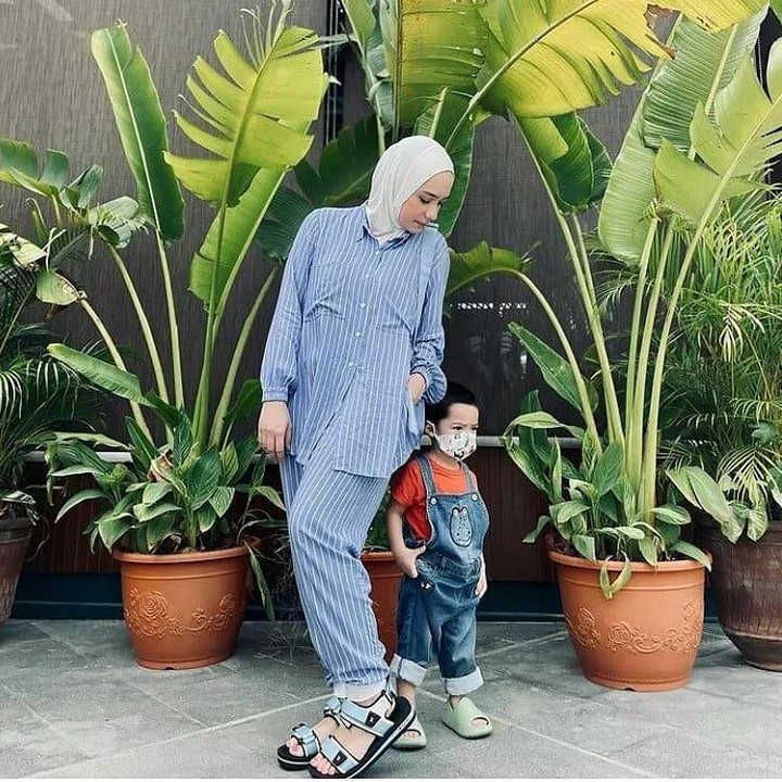 <p>Putri Anne kerap mengenakan hijab dan busana muslim modis di berbagai kesempatan. Ia juga sering memakai <em>outfit</em> yang kompak dengan sang putra, Ibrahim Jalal Ad Din Rumi. (Foto: Instagram @putriannesalokaa)</p>