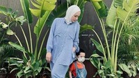<p>Putri Anne kerap mengenakan hijab dan busana muslim modis di berbagai kesempatan. Ia juga sering memakai <em>outfit</em> yang kompak dengan sang putra, Ibrahim Jalal Ad Din Rumi. (Foto: Instagram @putriannesalokaa)</p>