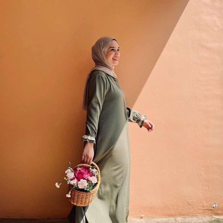 <p>Usai memeluk Islam, ia memutuskan untuk berhijab, Bunda. (Foto: Instagram @putriannesalokaa)</p>