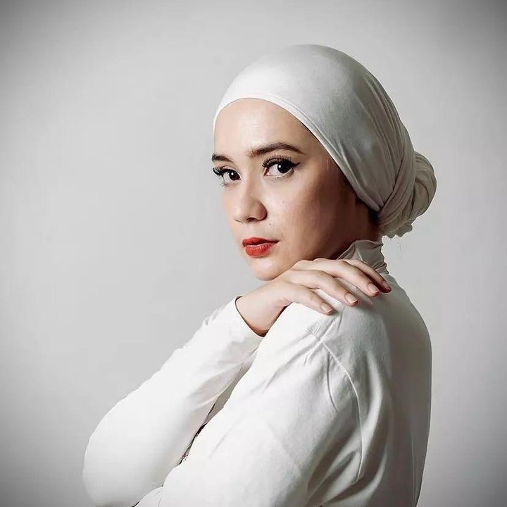 <p>Dikenal sebagai artis yang gemar memadupadankan gaya hijab, Putri Anne juga sering menerima tawaran endorse baju muslim. Wanita berusia 31 tahun ini selalu tampil modis ya, Bunda? (Foto: Instagram @putriannesalokaa)</p>