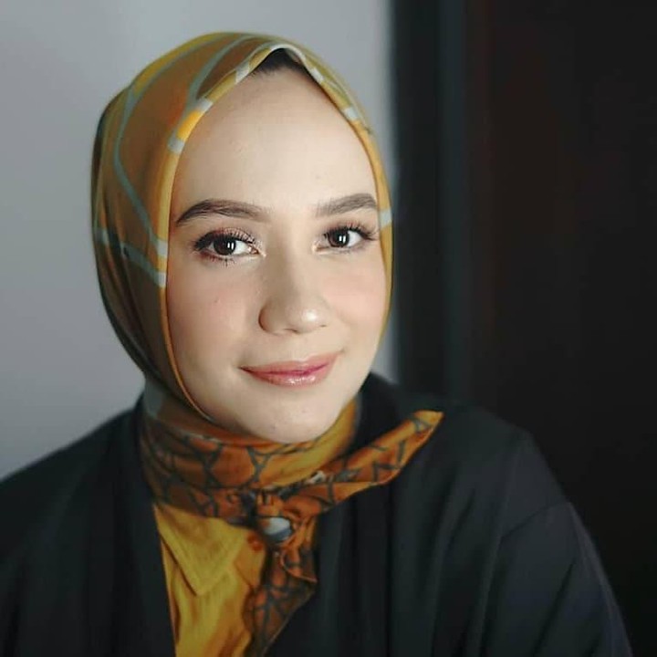 <p>Putri Anne telah menjadi mualaf sejak sebelum menikah dengan Arya Saloka. Hal itu dia ungkapkan di acara <em>Islam Itu Indah Trans TV</em> pada 2017 lalu. (Foto: Instagram @putriannesalokaa)</p>