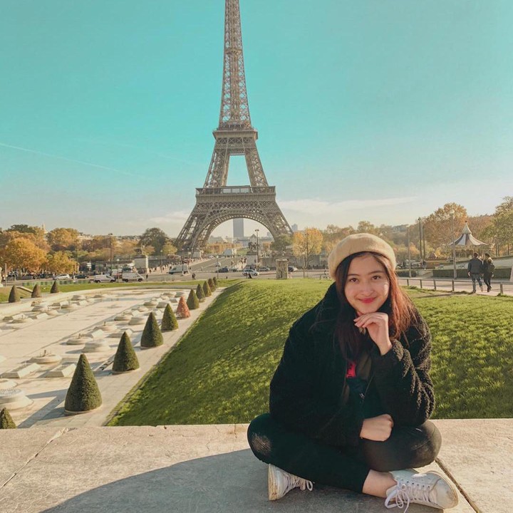 <p>Puteri Modiyanti juga suka berpetualang. Ia kerap mengunggah potret saat traveling ke luar negeri, seperti ke Mesir dan Paris. (Foto: Instagram @putmod)</p>