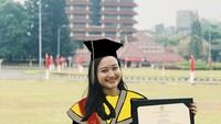<p>Pada Agustus 2020 lalu, Puteri Modiyanti lulus dari Universitas Indonesia, Bunda. Ia meraih gelar sarjana. (Foto: Instagram @putmod)</p>