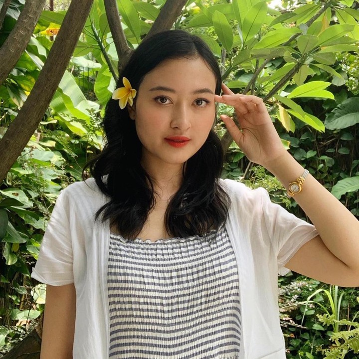 <p>Potret terbaru wanita 24 tahun ini banyak menuai pujian dari netizen. Banyak yang bilang Puteri memiliki paras yang cantik seperti sang Bunda. (Foto: Instagram @putmod)</p>