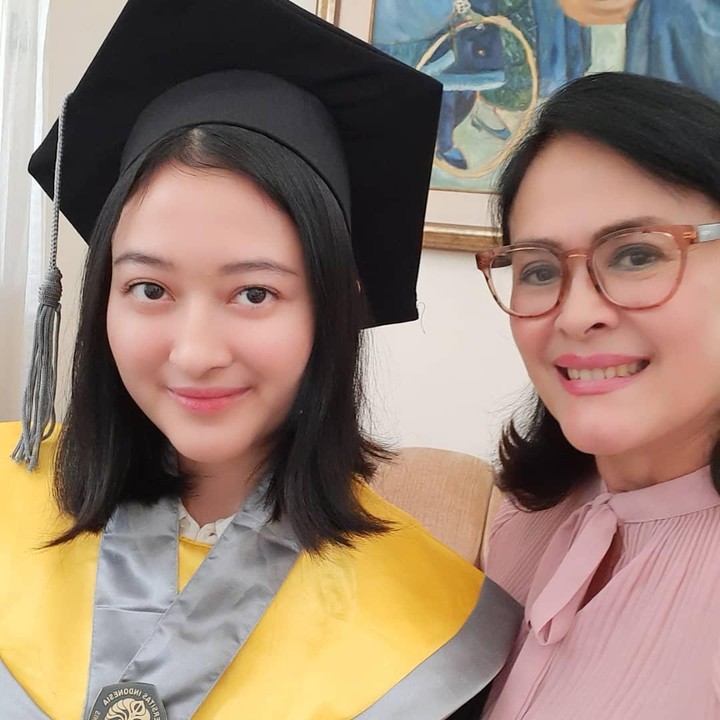 <p>Puteri Modiyanti adalah putri Shandy Harun yang kini sudah berusia 24 tahun, Bunda. Meski jarang tersorot kamera, Puteri Modiyanti sering membagikan potretnya di media sosial. (Foto: Instagram @sandyharunn)</p>