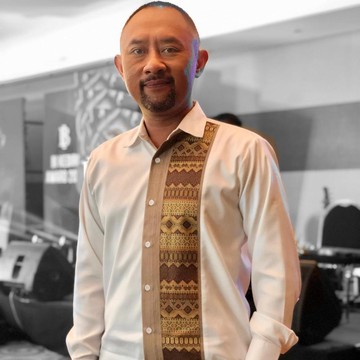 Ronal Surapradja 'Extravaganza' dan Seruni Resmi Cerai