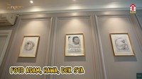 <p>Shireen Sungkar memejang foto ketiga anaknya di ruang kaluarga. Foto-foto ini menjadi salah satu pajangan selain lukisan. (Foto: YouTube The Sungkars)</p>