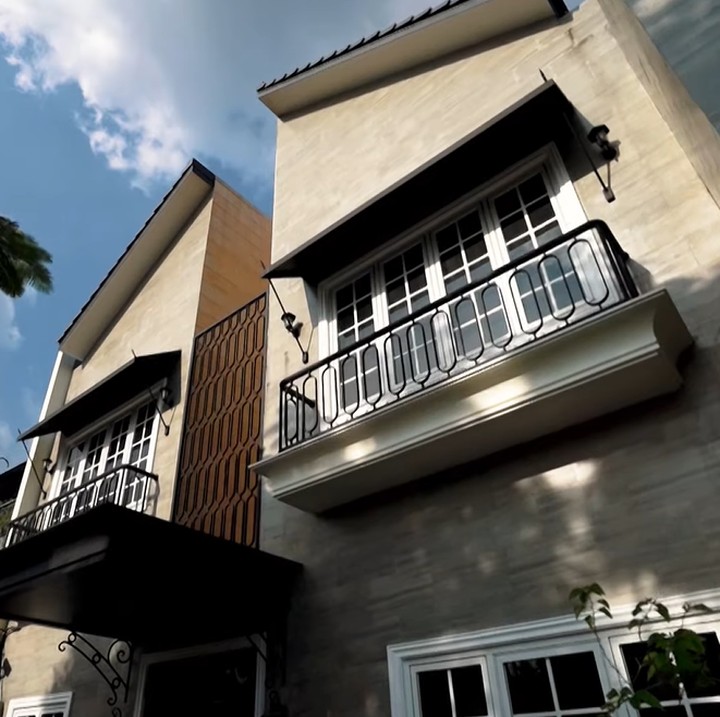 <p>Shireen Sungkar dan Teuku Wisnu kembali menempati rumah mereka yang sebelumnya direnovasi, Bunda. Rumah mewah ini didesain sesuai keinginan Shireen dan suami. (Foto: YouTube The Sungkars)</p>