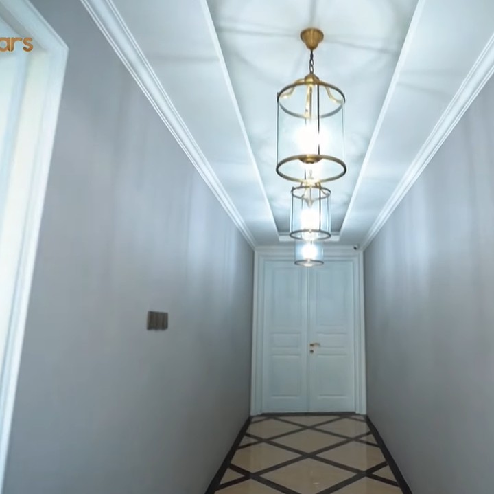 <p>Pertama masuk ke dalam rumah, kita akan melihat lorong dengan cat dinding serba putih. Ada dua pintu yang salah satunya merupakan ruang tamu. (Foto: YouTube The Sungkars)</p>
