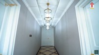 <p>Pertama masuk ke dalam rumah, kita akan melihat lorong dengan cat dinding serba putih. Ada dua pintu yang salah satunya merupakan ruang tamu. (Foto: YouTube The Sungkars)</p>